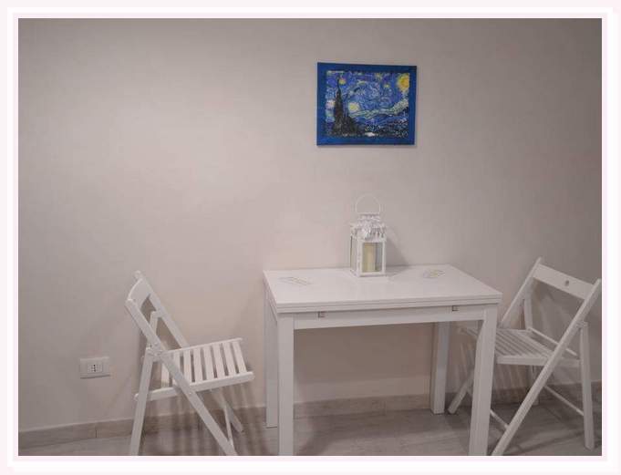 camera-matrimoniale-luna-bed and breakfast-cielididante-conversano-4-tavolo-sedie-notte-stellata-quadro